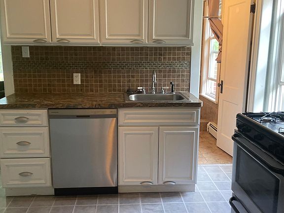 4th image of 136 Richmond Ave #2