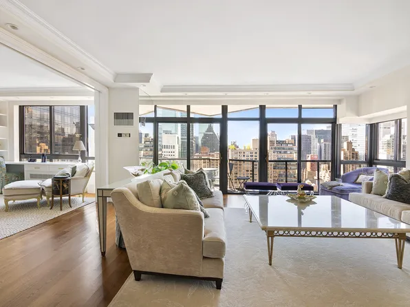 100 United Nations Plaza image 1 of 17