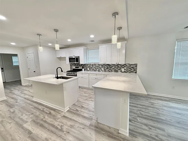 1401 W 7th St — Photo 5