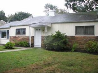 4 Windsor Rd, Edison, NJ 08817