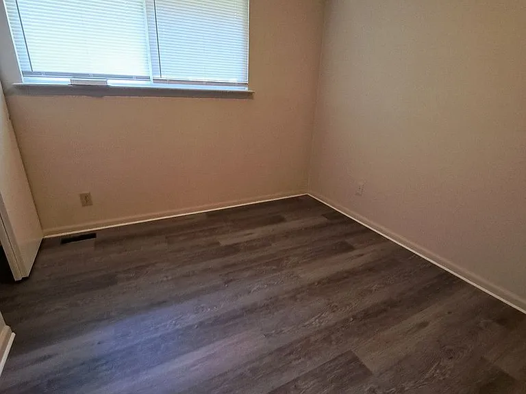 545 McLean St — Photo 11