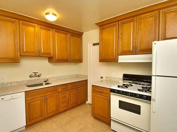 5th image of 922 Oak Ln APT 2