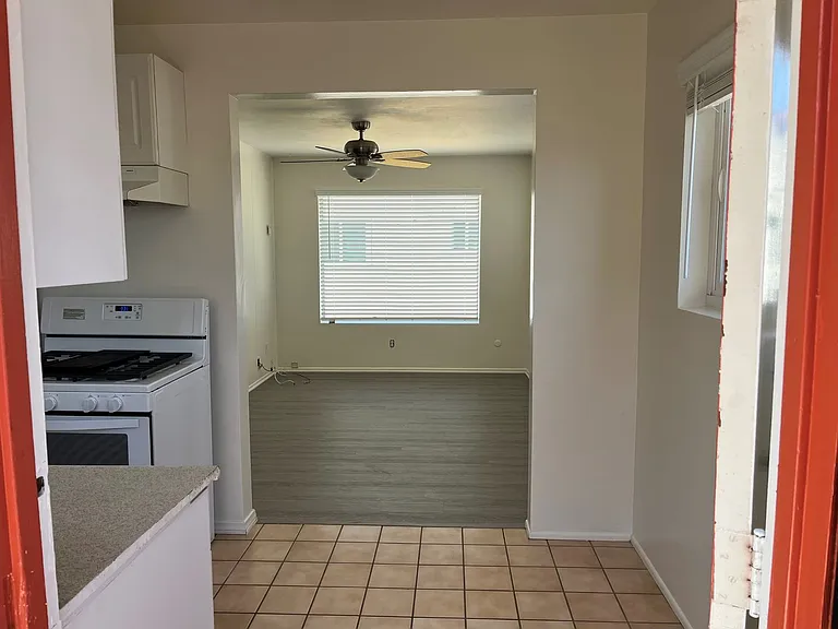 1 Bedroom on Ingraham Street blocks from the beach in Pacific Beach! — Photo 2