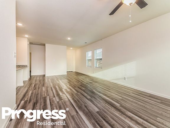 4th image of 734 Oakhurst Dr
