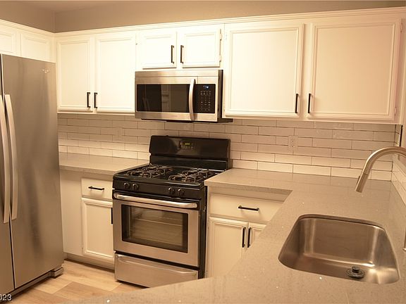 4th image of 17 Belle La Blanc Ave