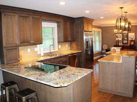 2nd image of 1425 Hillsdale Dr