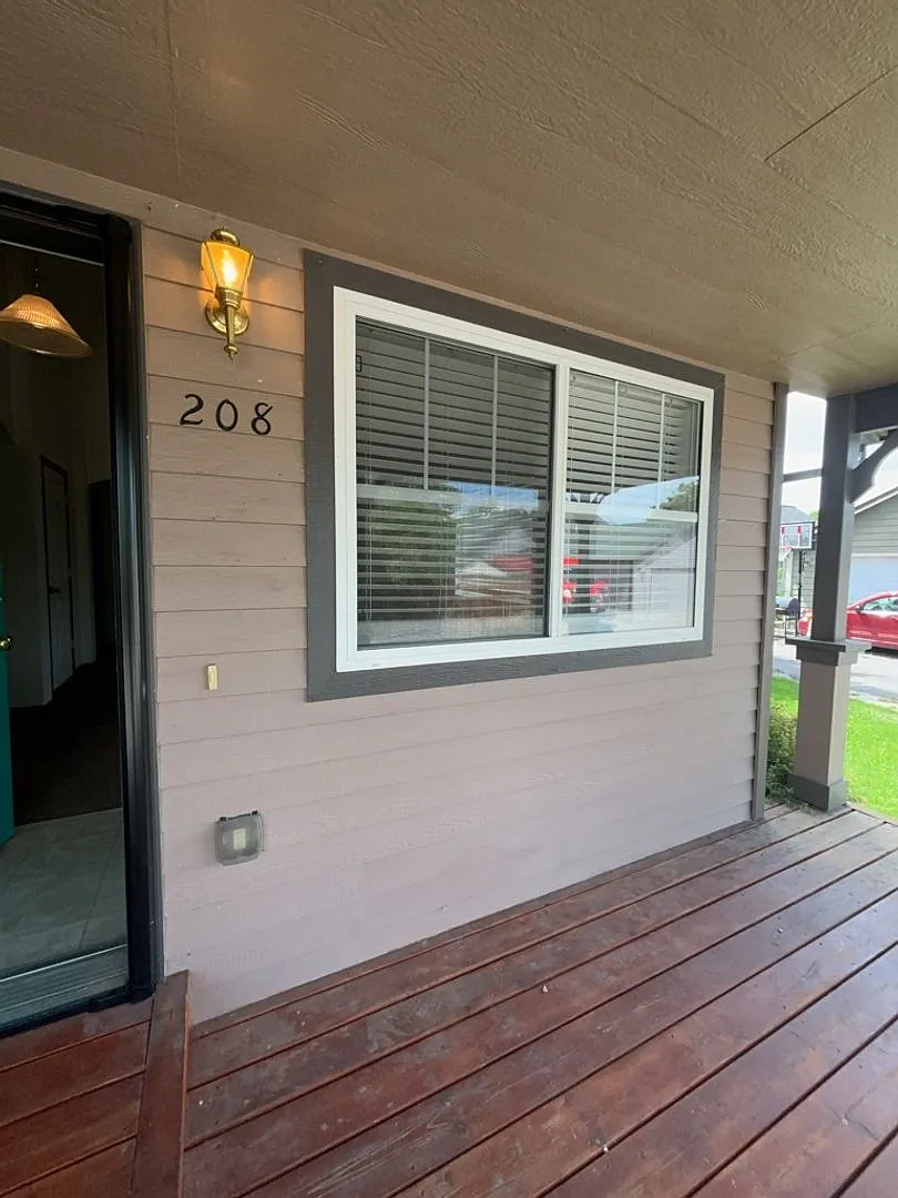 Centrally Located - 3 Bed - 2 Bath - Fenced Yard — Photo 3