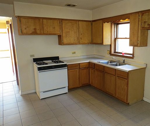 3rd image of 1016 S 15th Ave