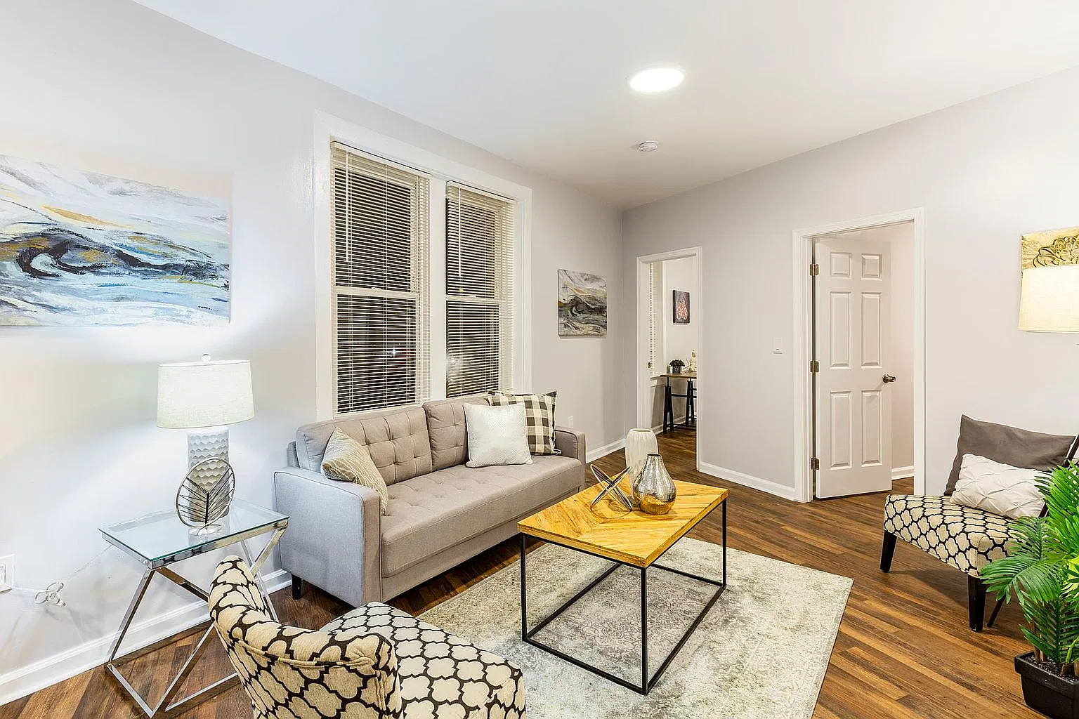 4 bed, 1000 sqft, $4,900 — Photo 1