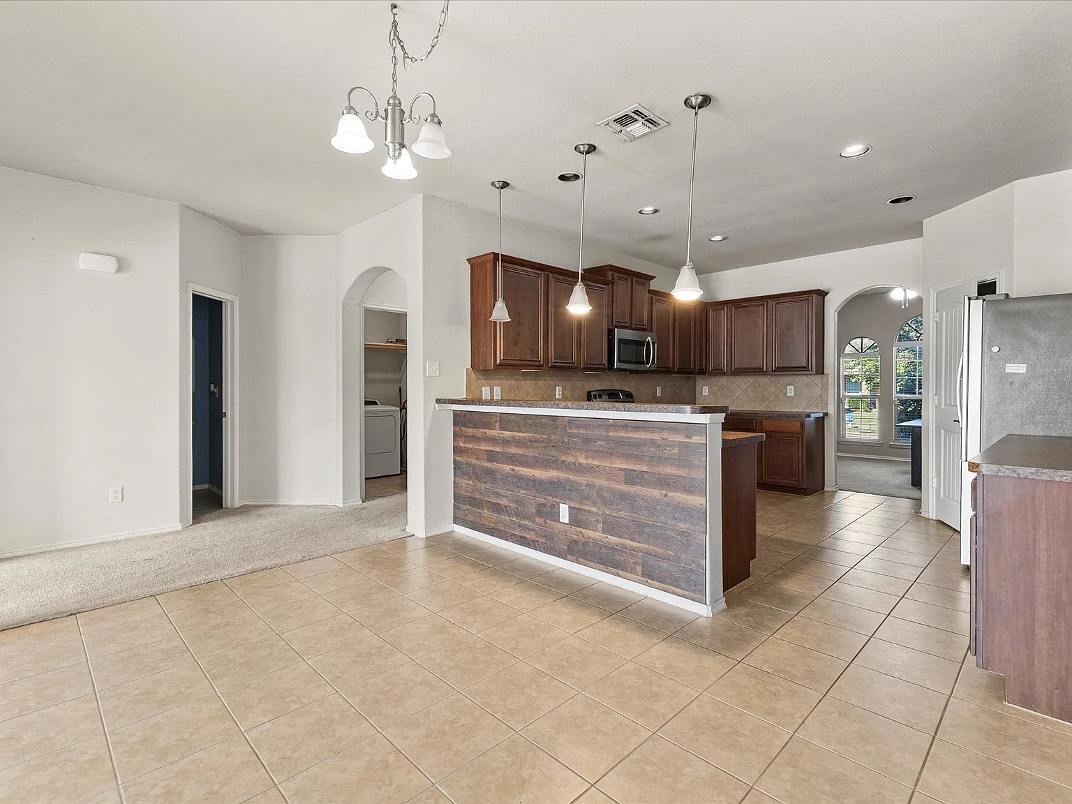 4 bed, 2942 sqft, $2,600 — Photo 2