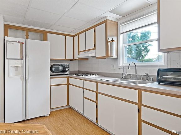 4th image of 30631 Avondale St