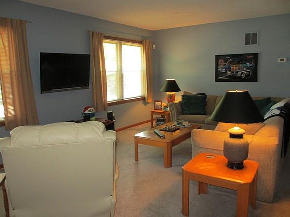 Living Room/Dining Room With Plenty of Square
        Foot