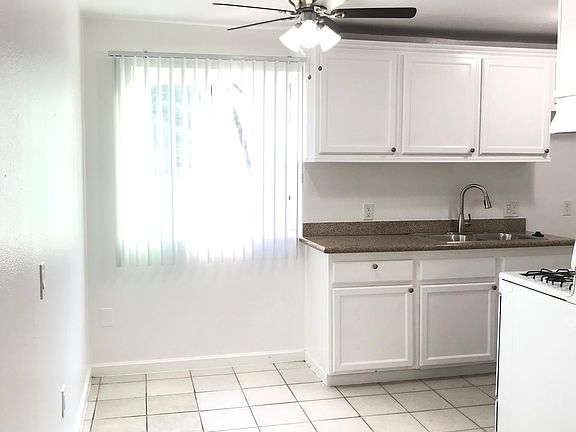 5th image of 11752 Saticoy St #16