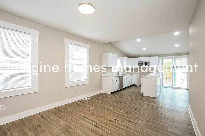1118 N Parker Ave — Photo 6