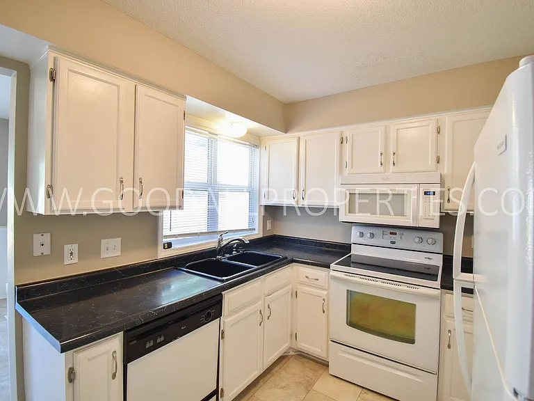 716 Knolls Ct — Photo 3