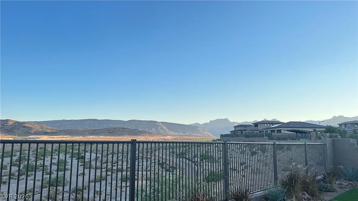 3 bed, 2.5 bath, 1956 sqft, $3,295 — Photo 2