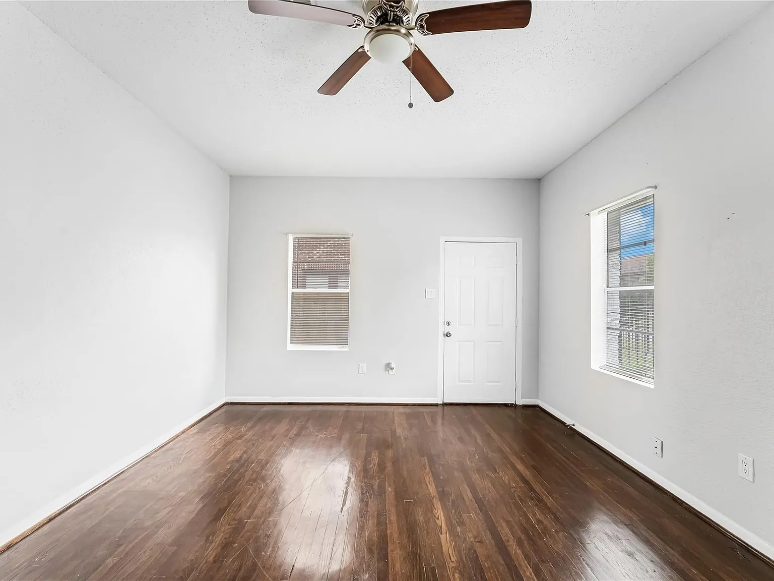 2 bed, 1.0 bath, 2216 sqft, $1,300 — Photo 3