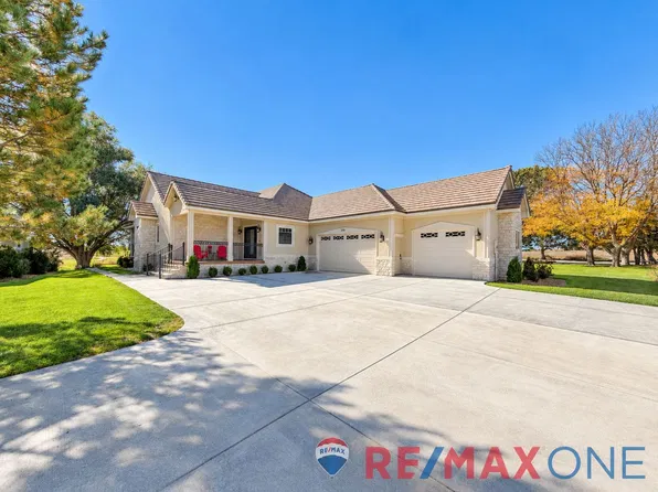 306 Grandview Cir, Garden City, KS 67846