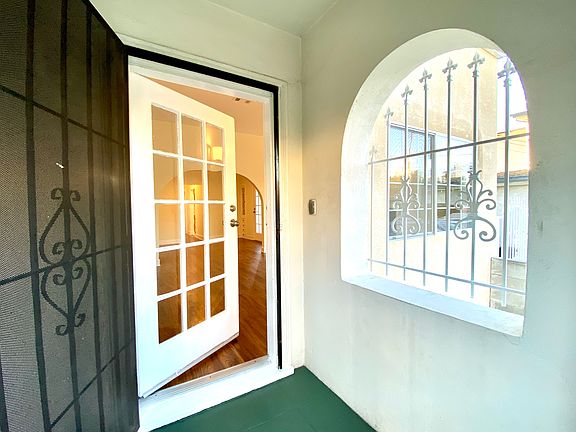3rd image of 1916 N Mariposa Ave #1916