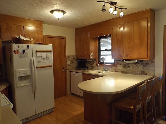 3rd image of 828 W 22nd Ter