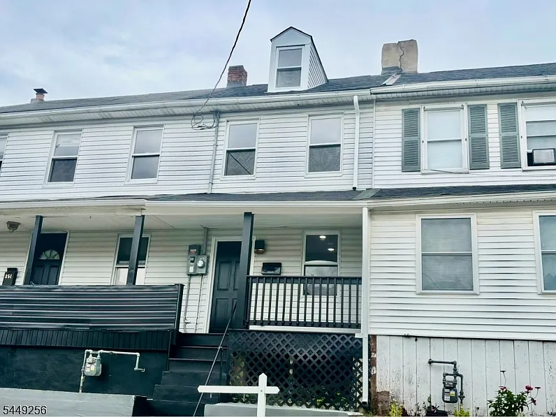 2 bed, 1.0 bath, $2,000 — Photo 1