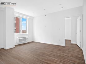 906 E New York Ave