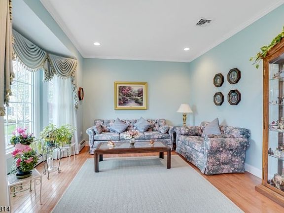 3rd image of 22 Rose Ct