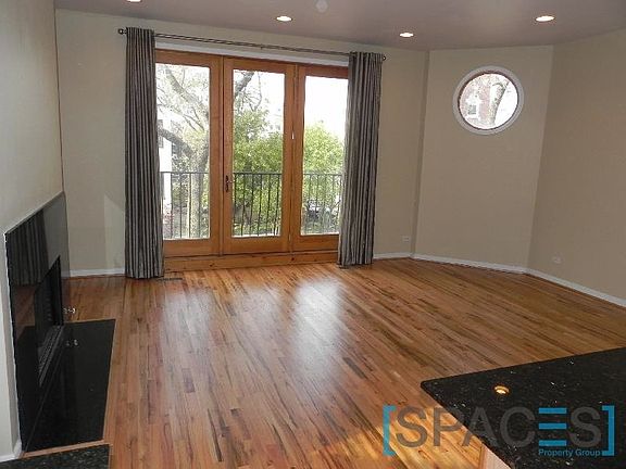 2nd image of 943 N Leavitt St #2