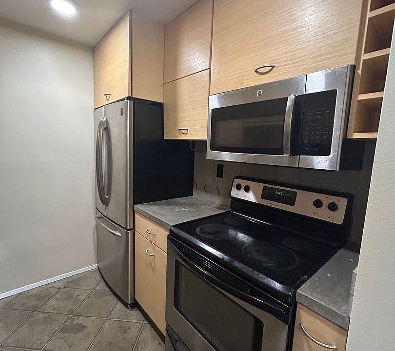 1st image of 9428 Ravenna Ave NE #105