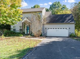 8407 Old Mill Dr, Pinckney, MI 48169