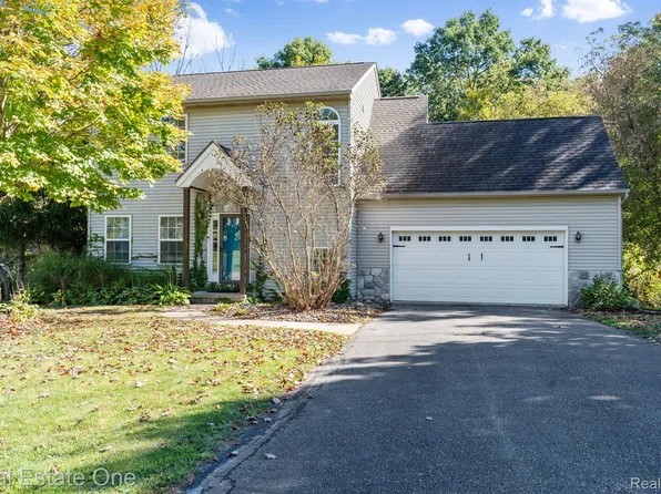 8407 Old Mill Dr, Pinckney, MI 48169