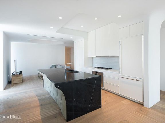 3rd image of 325 W Broadway APT 7A