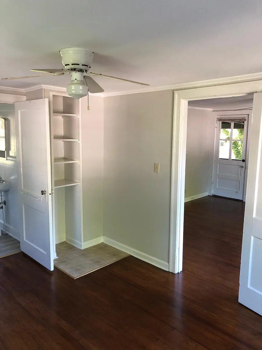 Building Photo - 2137 Chesterfield Ave #C