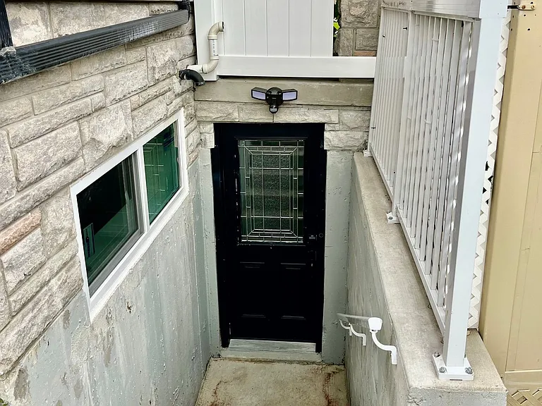 5 King William Cres #BASEMENT — Photo 1