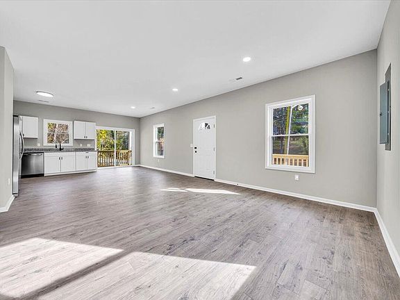 4th image of 1464 Varnell Ave NE