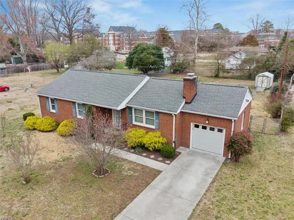 4 Meadow Dr, Newport News, VA 23606