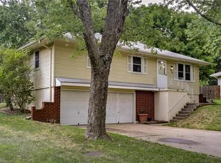 1913 SW Gladstone Dr, Blue Springs, MO 64014