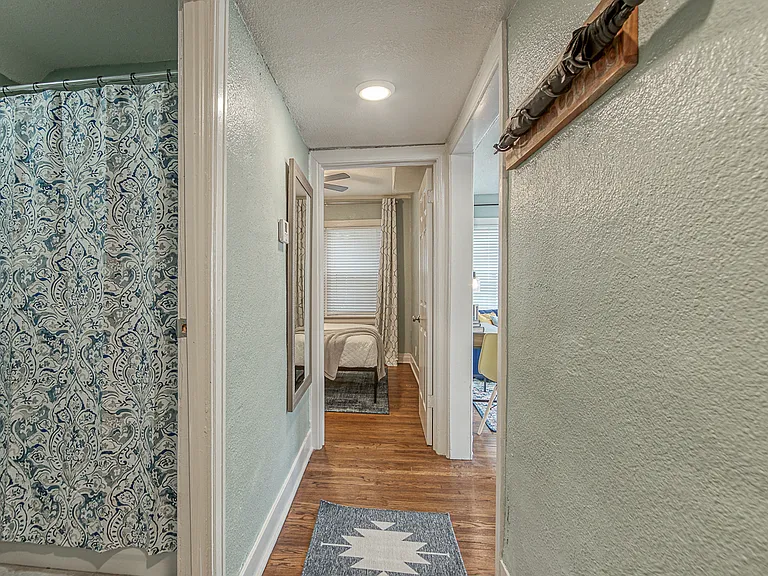 720 & 722 W 37th St — Photo 13