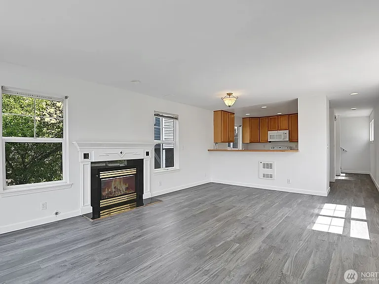 4321 9th Ave NE — Photo 5