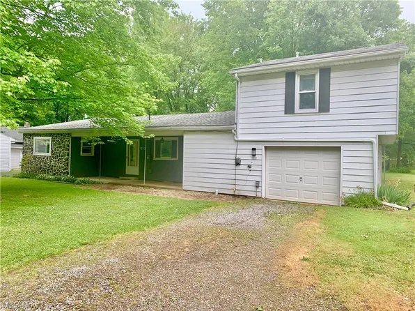 1212 Sharon Hogue Rd, Masury, OH 44438