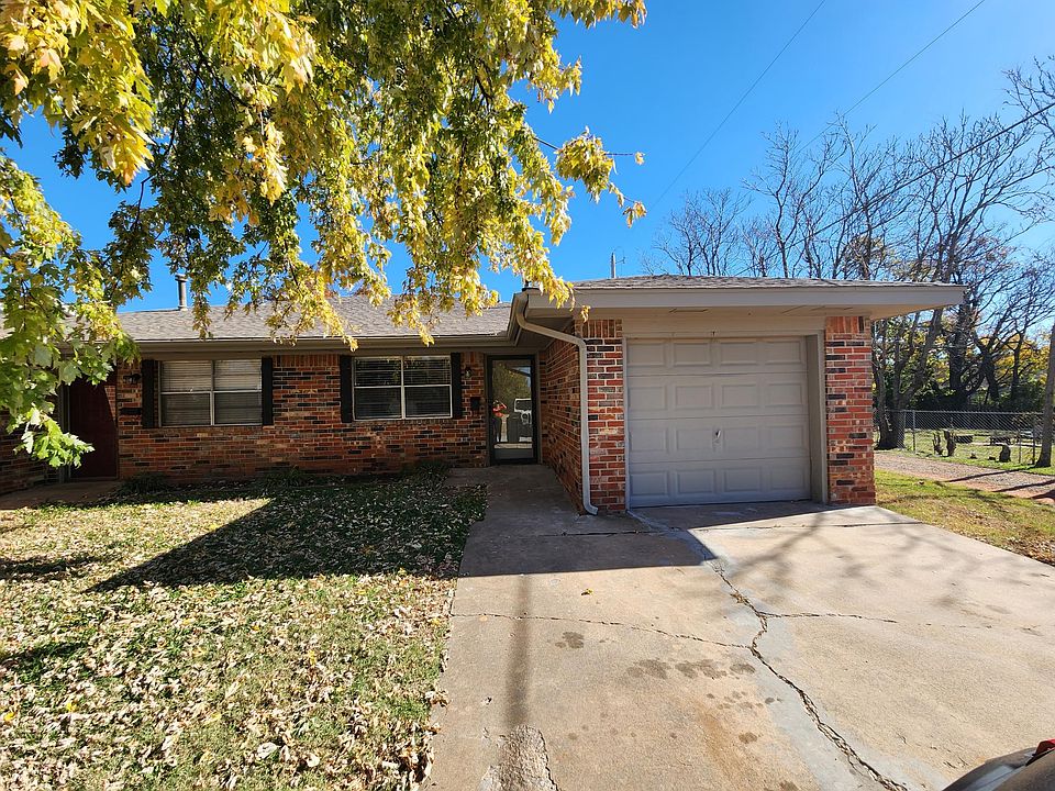 duplex front, one car garage and driveway