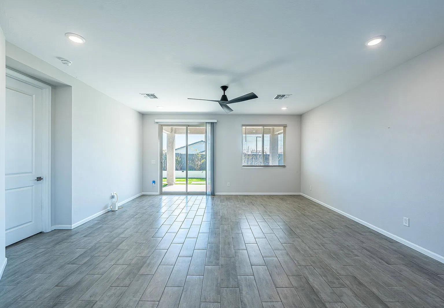 4 bed, 2.0 bath, 1896 sqft, $2,300 — Photo 3