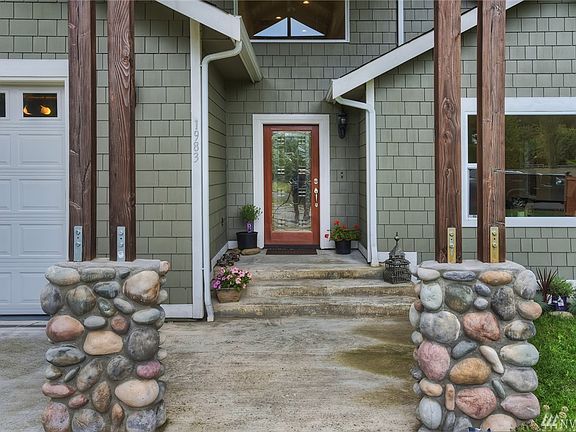 Grand entry to welcome guests.