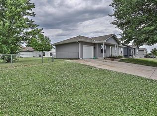 300 NE 5th St, Oak Grove, MO 64075