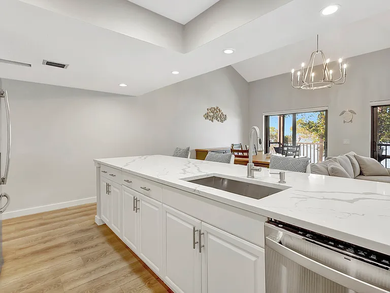 264 NE Edgewater Dr — Photo 8