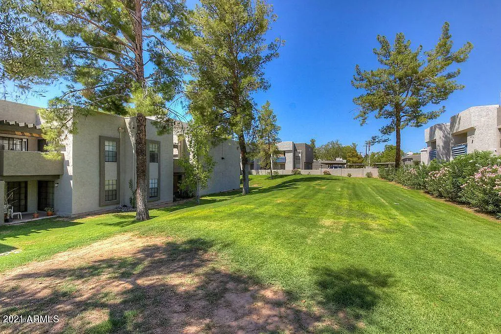 1 bed, 1.0 bath, 696 sqft, $1,250 — Photo 2