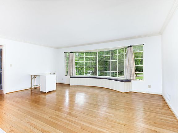 3rd image of 2054 Crestmont Dr
