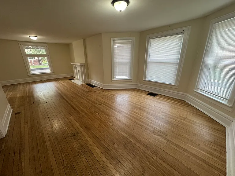113 E Oakland Ave — Photo 9