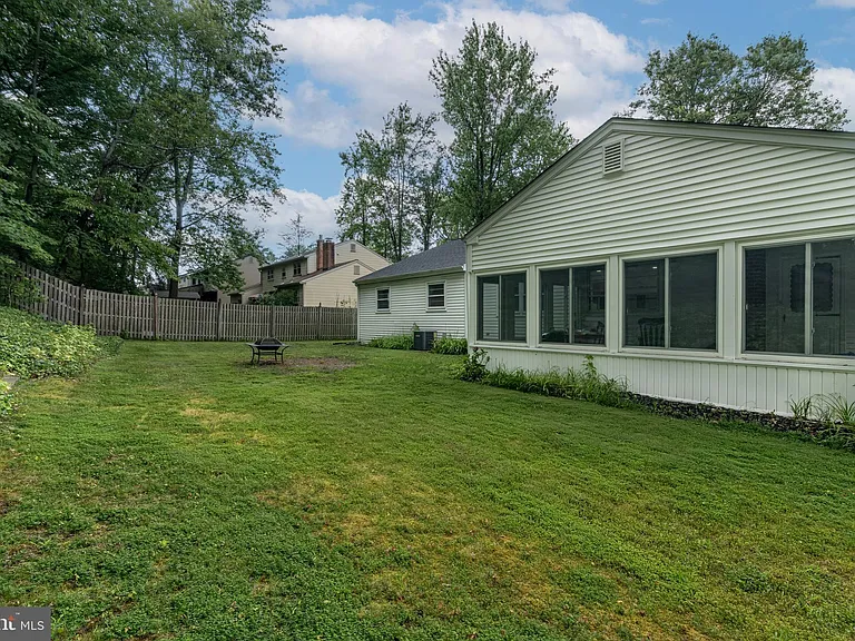 1744 Lark Ln — Photo 40