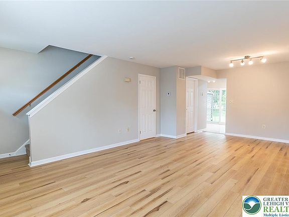 5th image of 104 Empire Ct